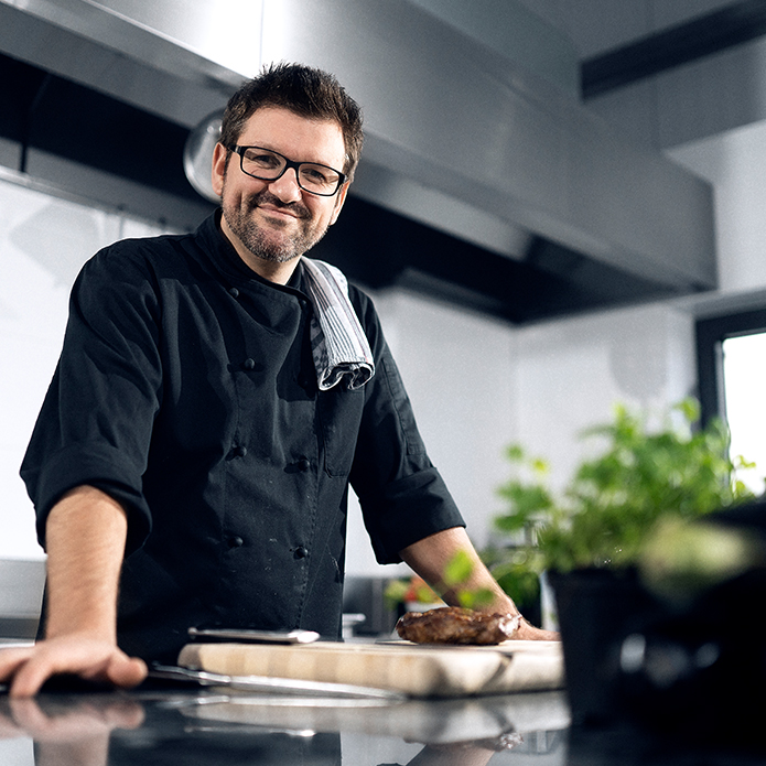 Andre Schneider von der Kochschule 95 Grad in seiner Küche